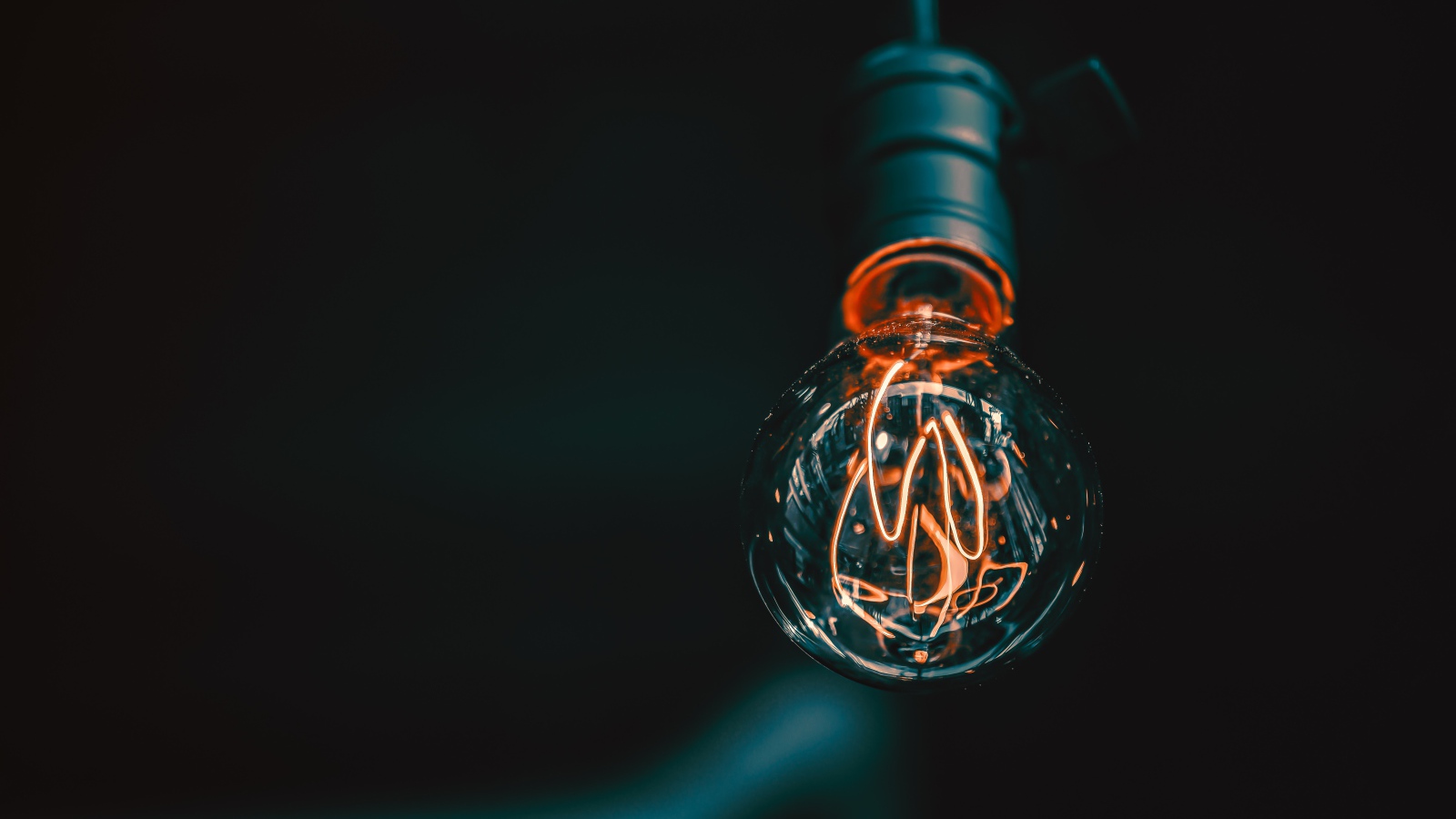 Зажженная лампа накаливания под потолком