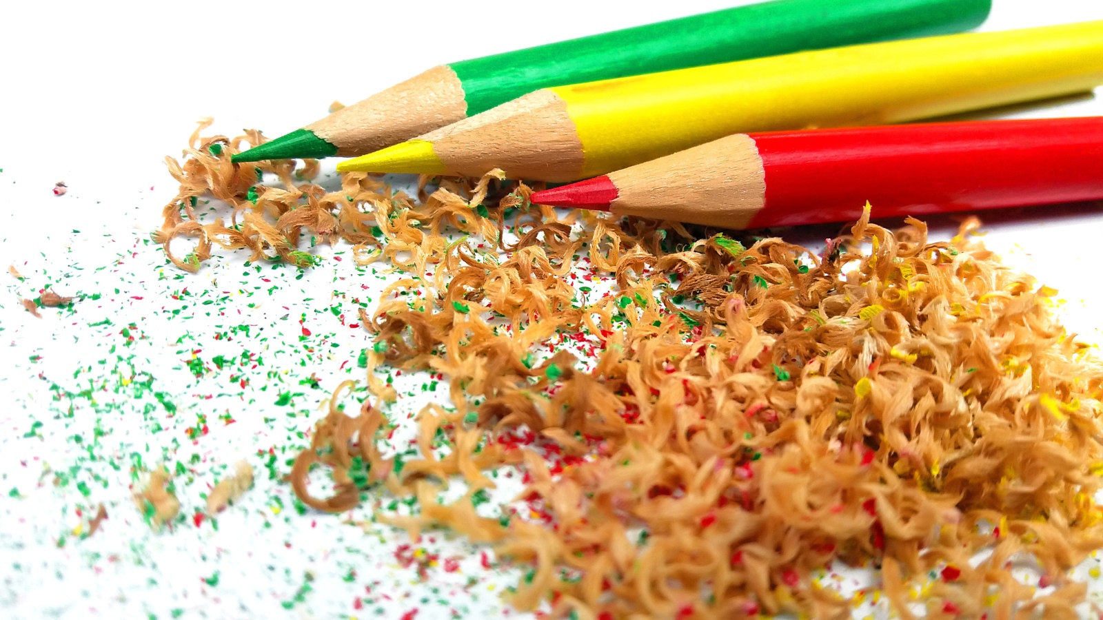 Острые заточенные карандаши со стружкой на белом фоне