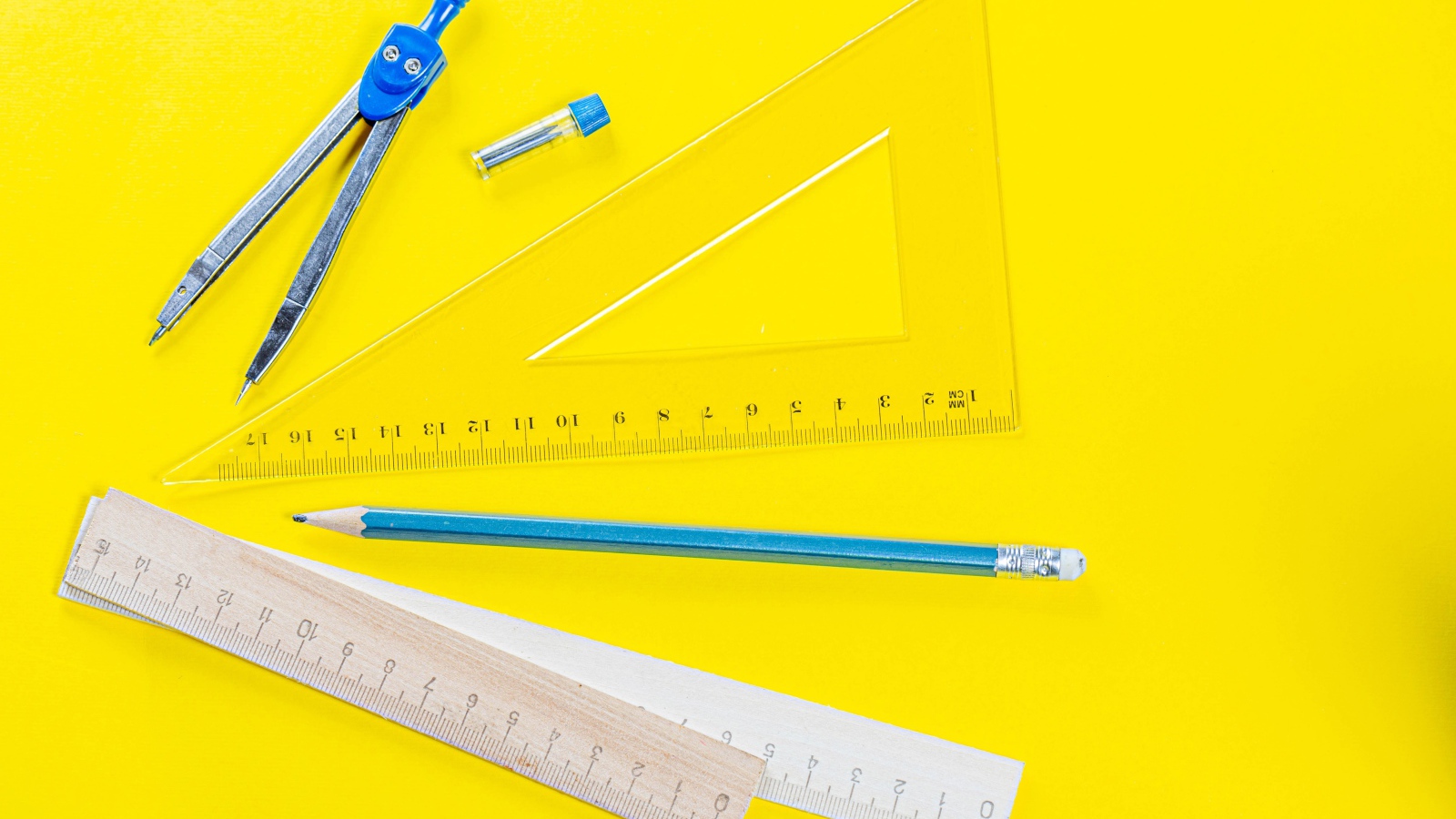 Канцелярские предметы на желтом фоне