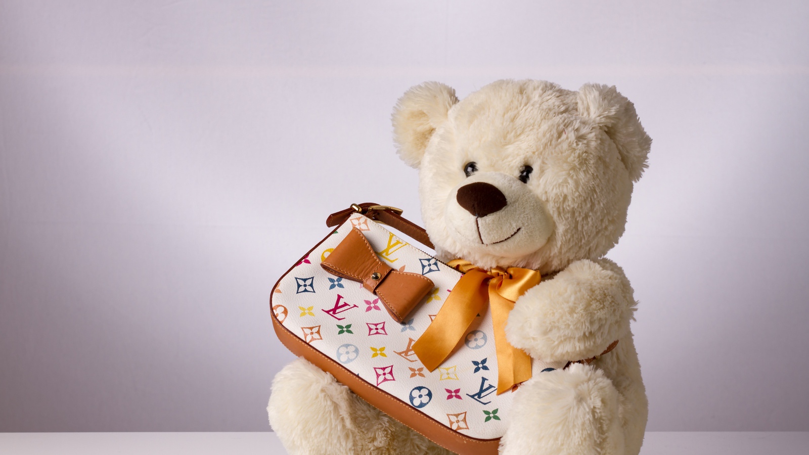 Белый плюшевый медведь с сумочкой