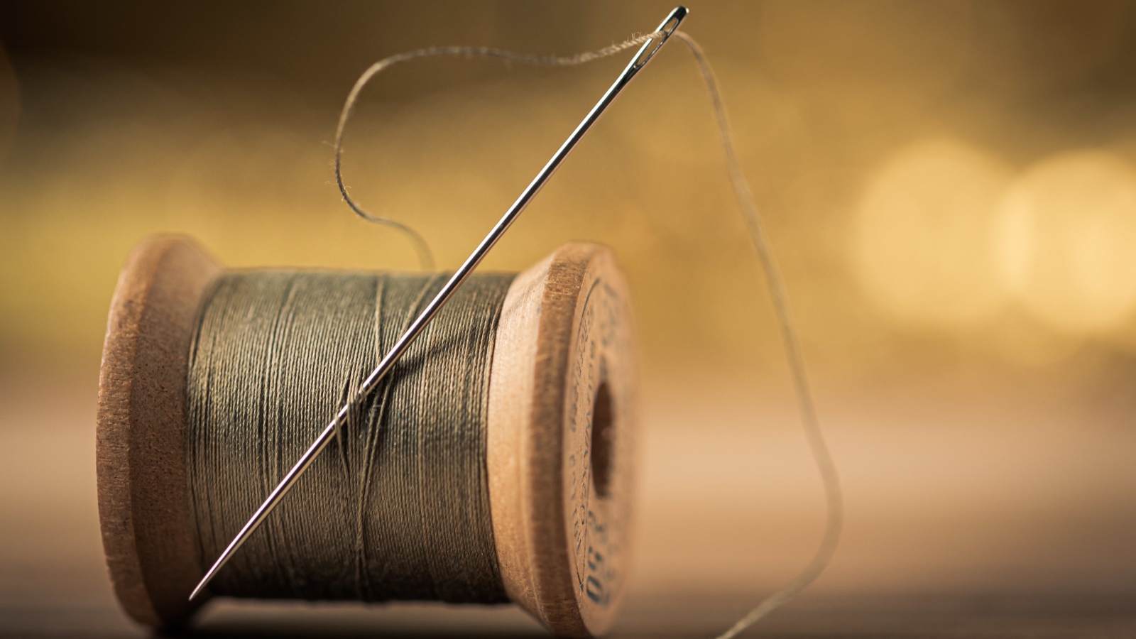 Деревянная катушка с нитками и иголкой 