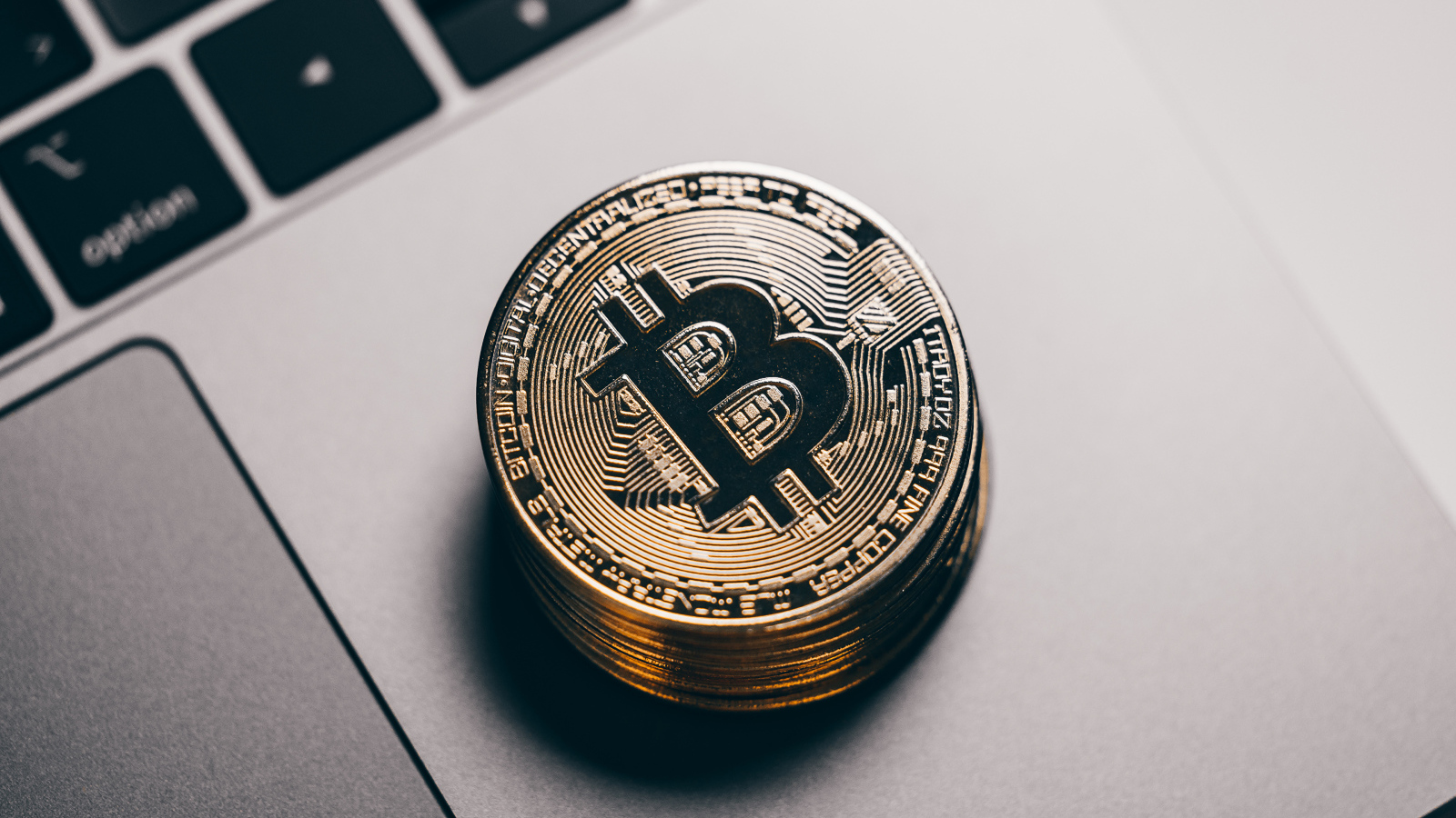 Монеты биткоин лежат на ноутбуке