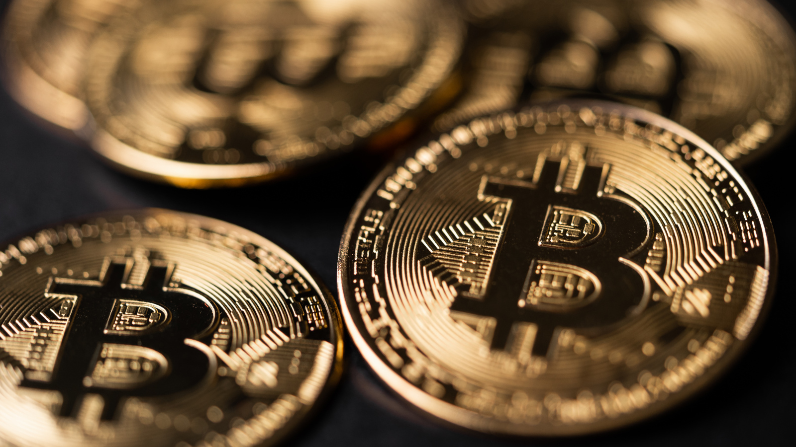 Золотые монеты биткоин крупным планом