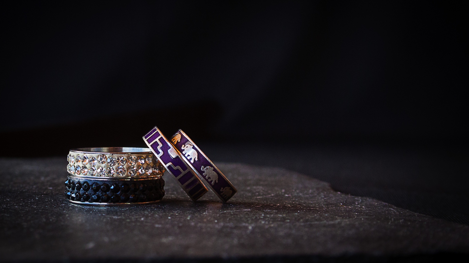 Драгоценные кольца на черном фоне 