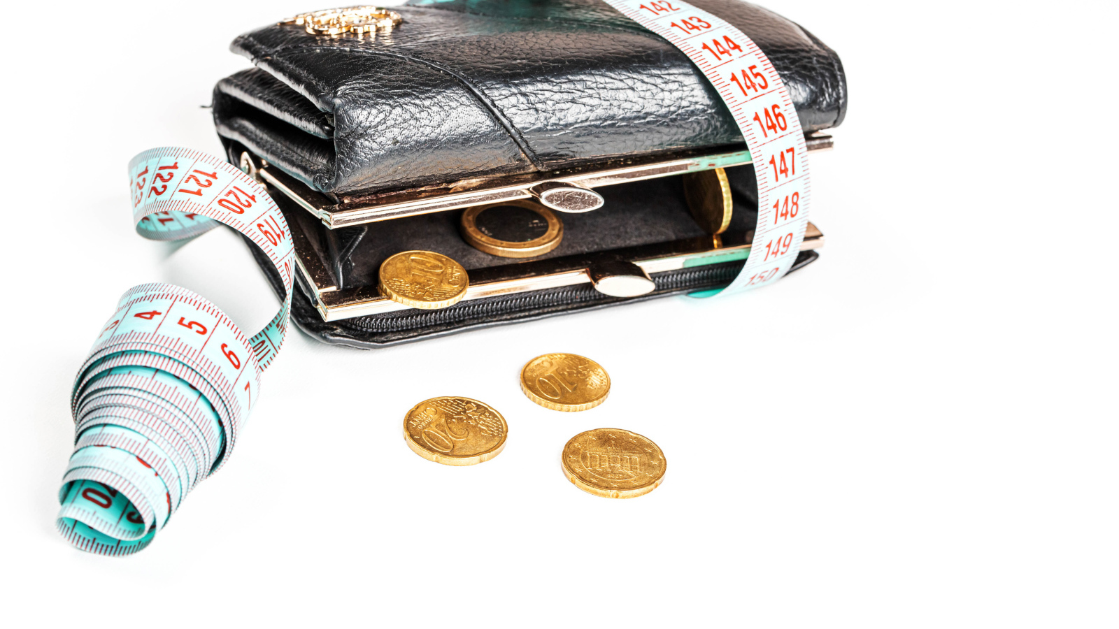 Черный кожаный кошелек с монетами и сантиметром на белом фоне