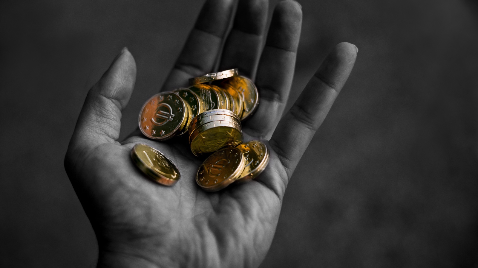 Много монет в руке у мужчины