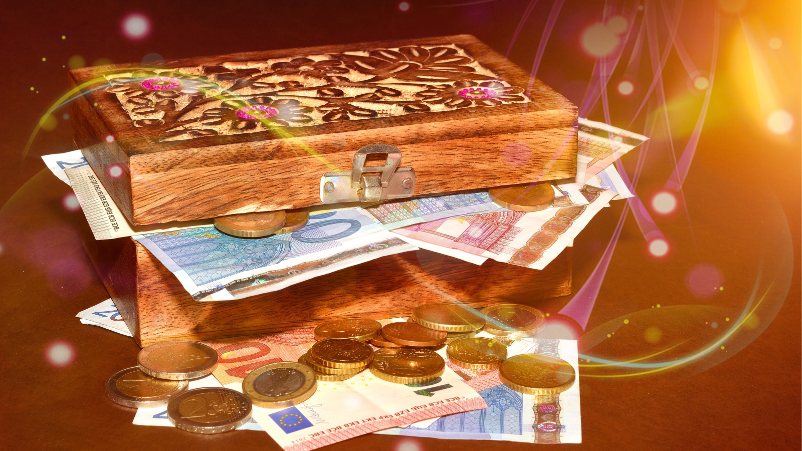 Деревянный сундук с деньгами и монетами