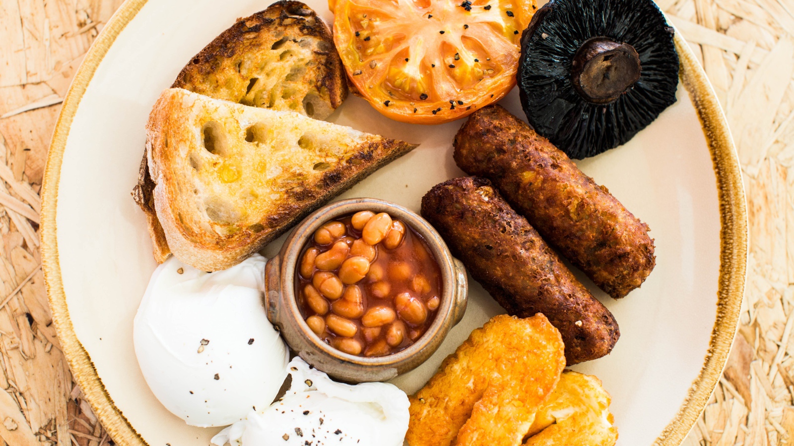 Запеченные овощи на тарелке с фасолью и гренками 