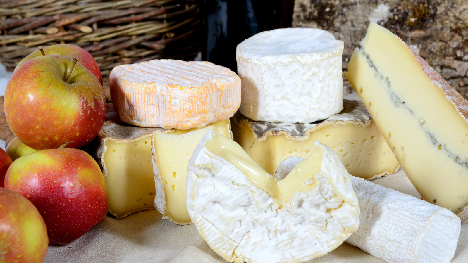 Сыр с плесенью на столе с яблоками