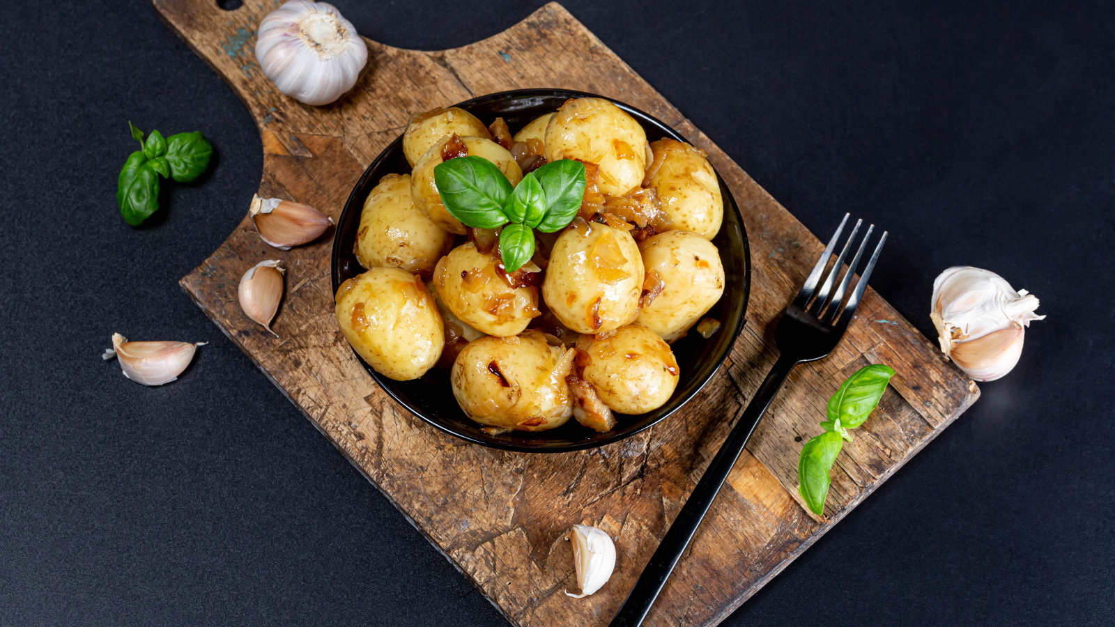 Вареный молодой картофель с жареным луком