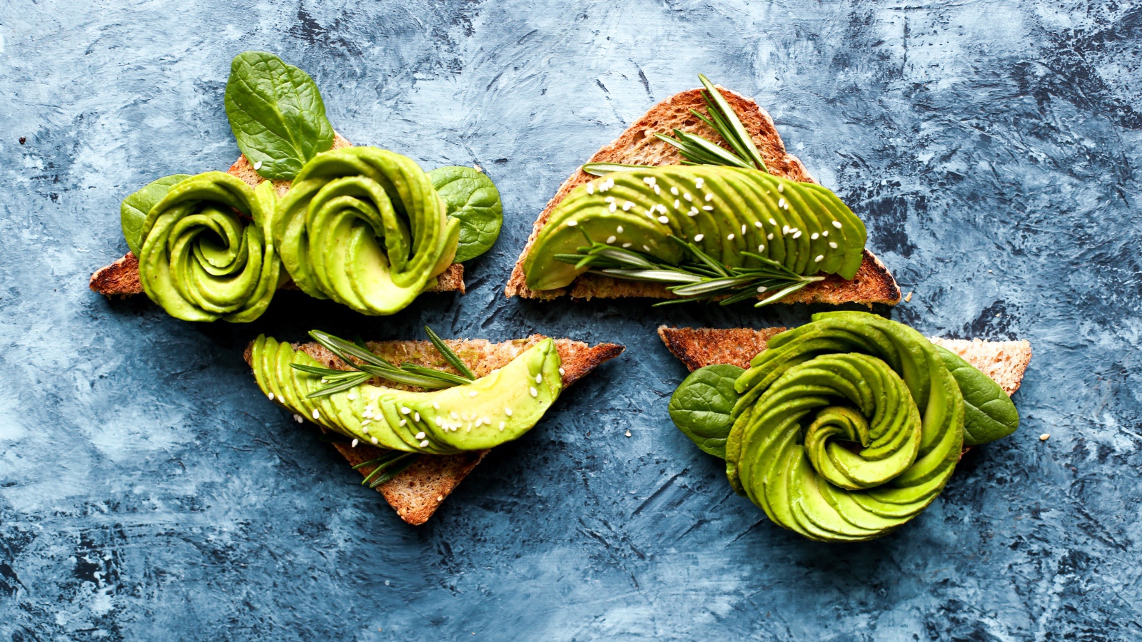 Хлеб с авокадо и базиликом на столе 