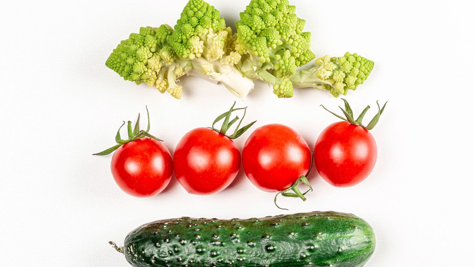 Капуста, помидоры и огурец на белом фоне