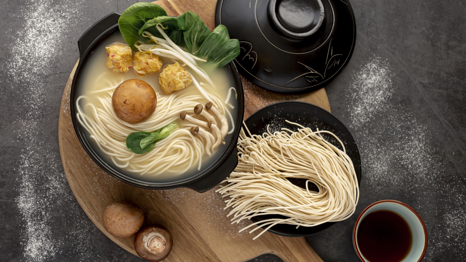 Китайская лапша с грибами и зеленью 