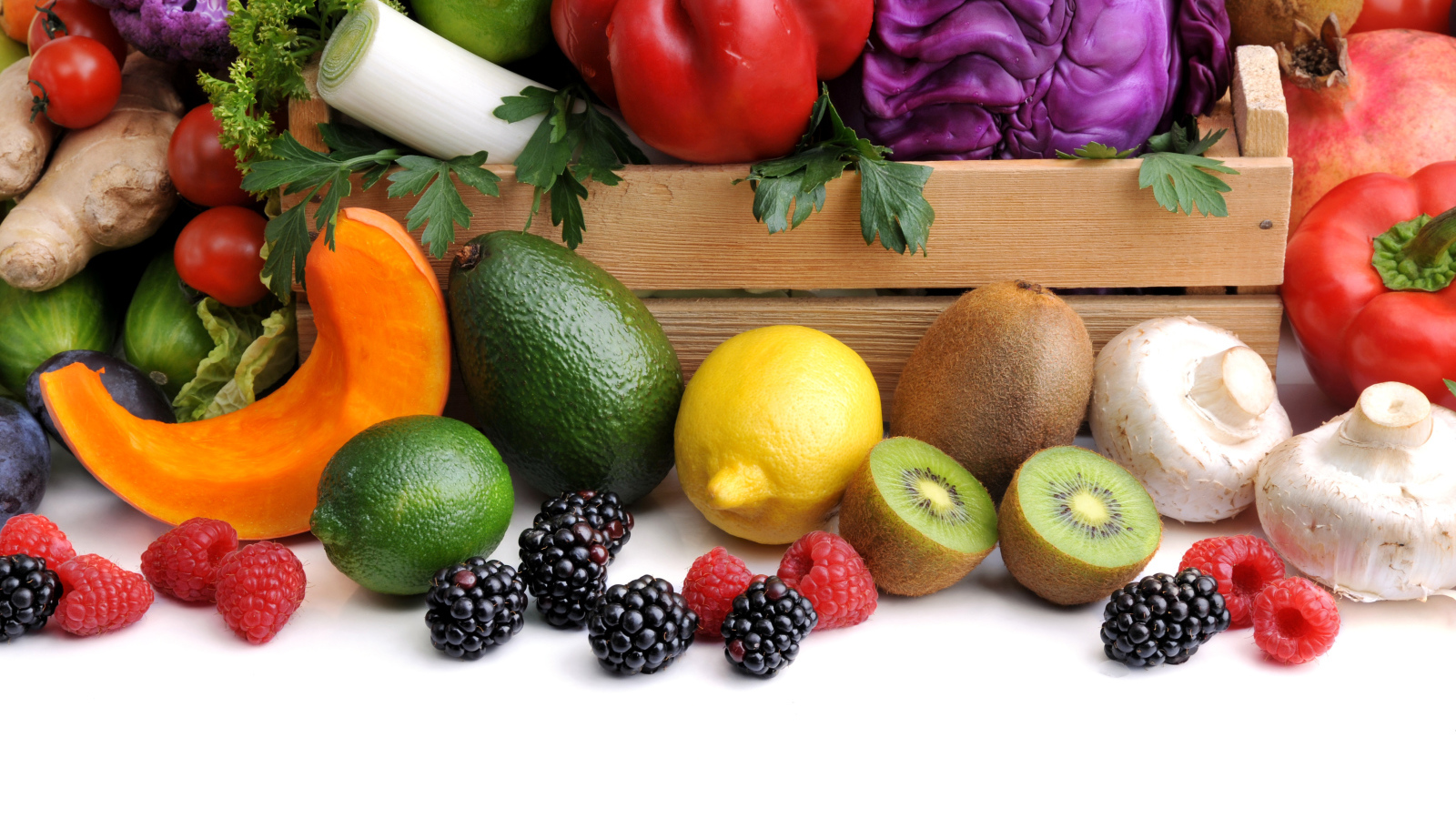 Свежие вкусные овощи с ягодами и фруктами 