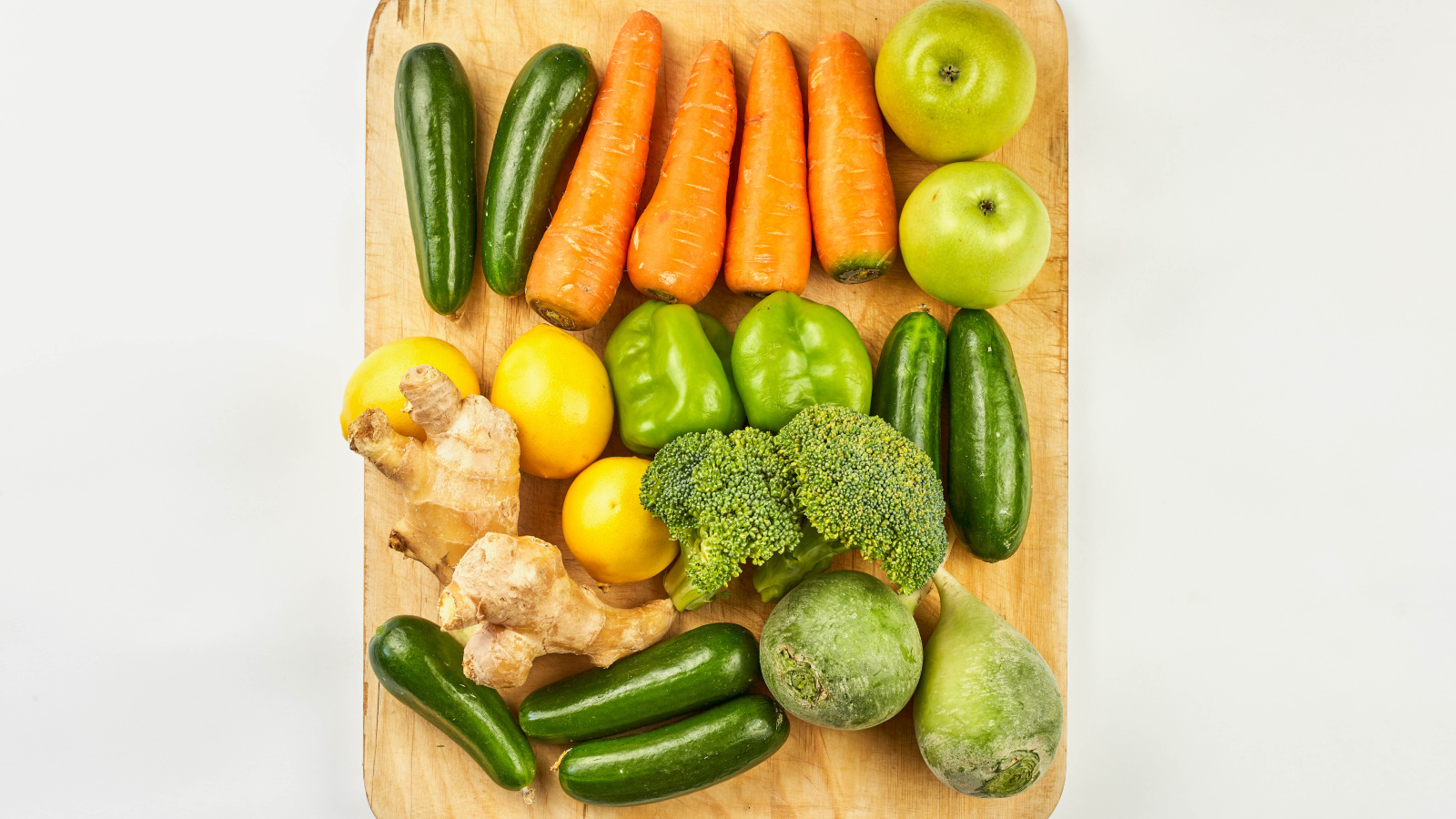 Свежие овощи и фрукты на разделочной доске