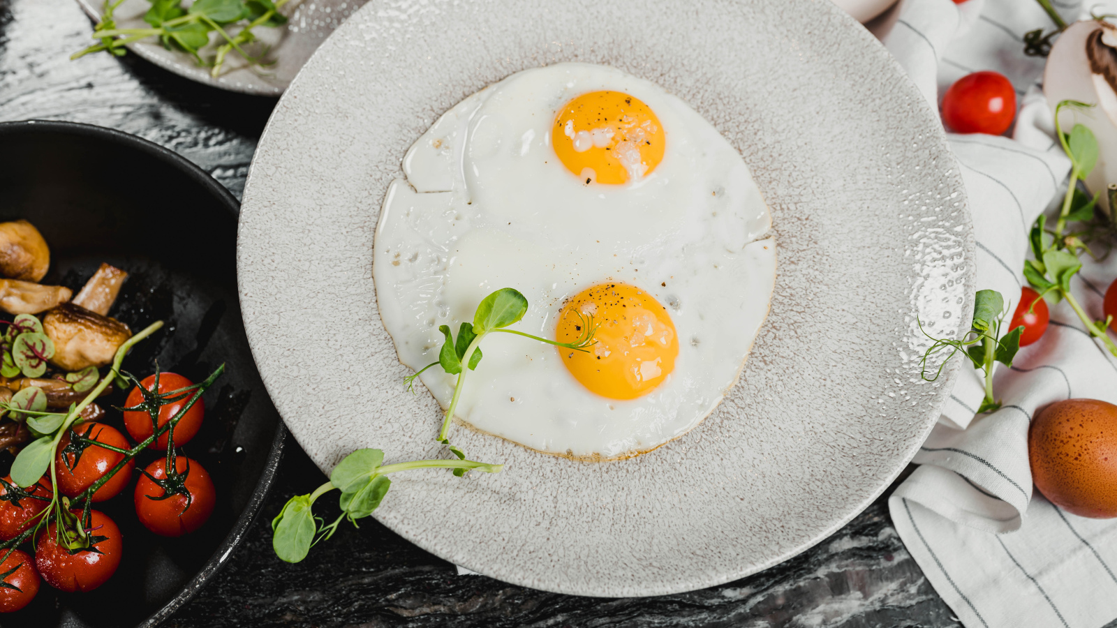 Яичница глазунья с овощами на столе 
