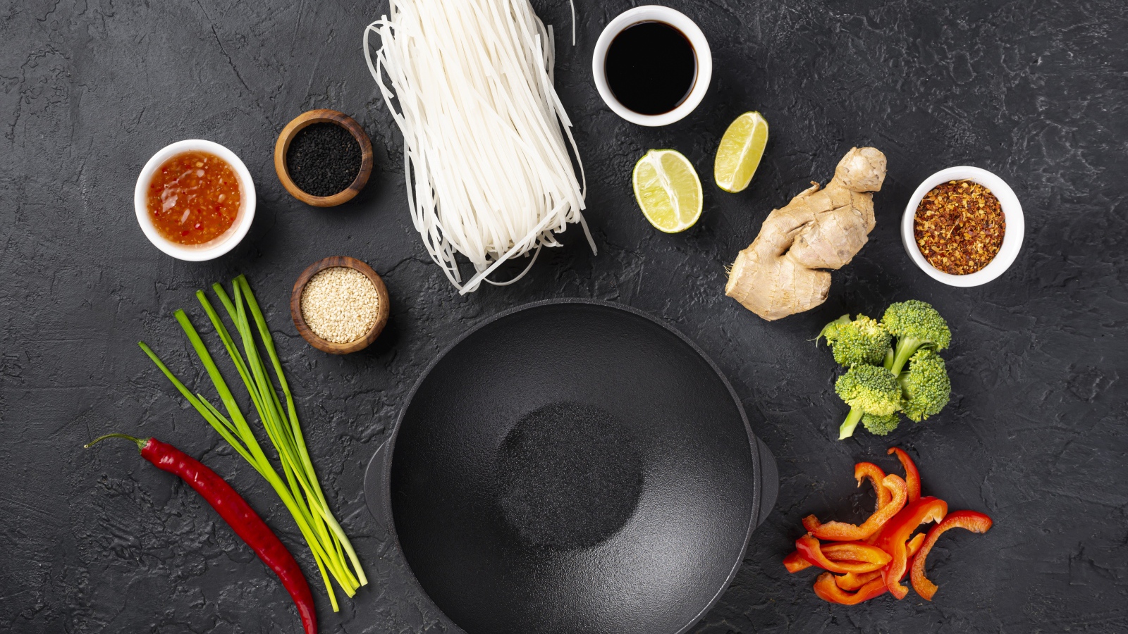 Заготовка продуктов для китайского супа из рисовой лапши