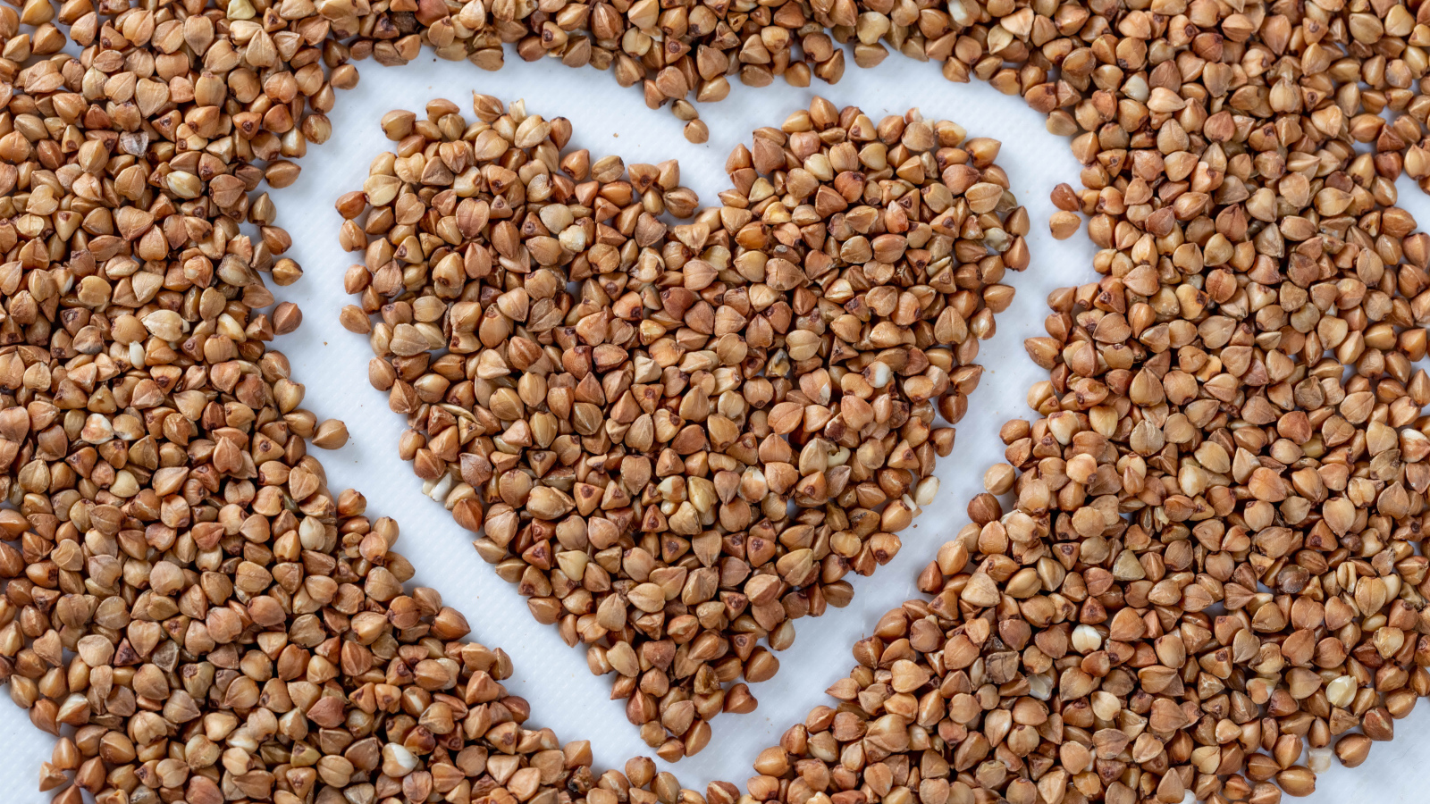 Сердце нарисовано на гречневой крупе 
