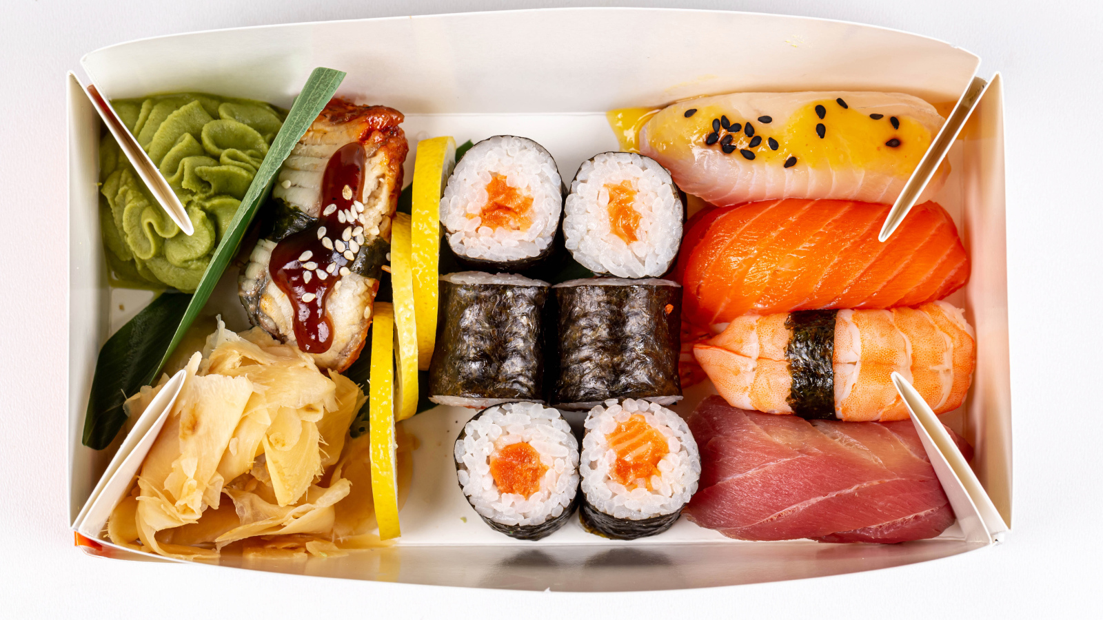 Японские суши в коробке на белом фоне