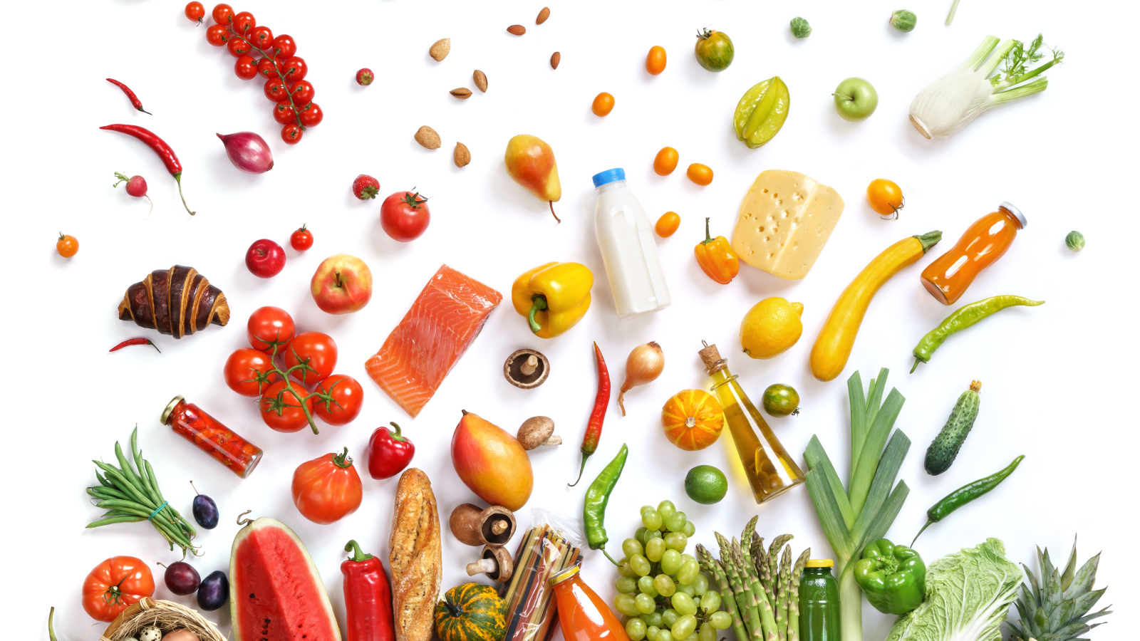 Много различных продуктов на белом фоне