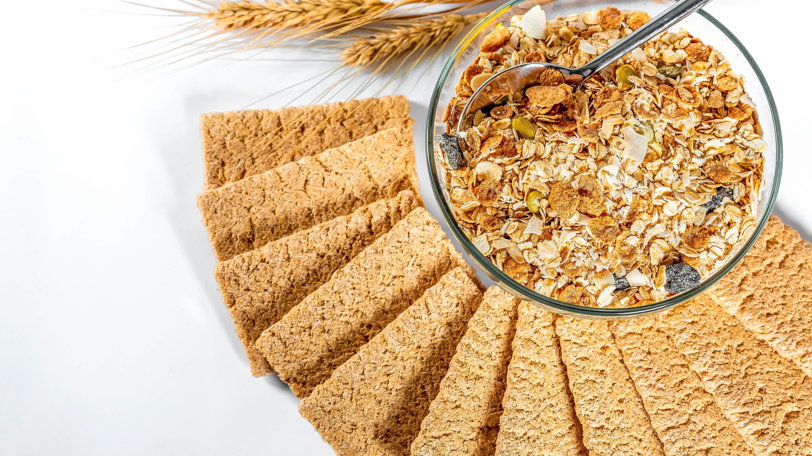 Мюсли в тарелке на столе с хлебцами 