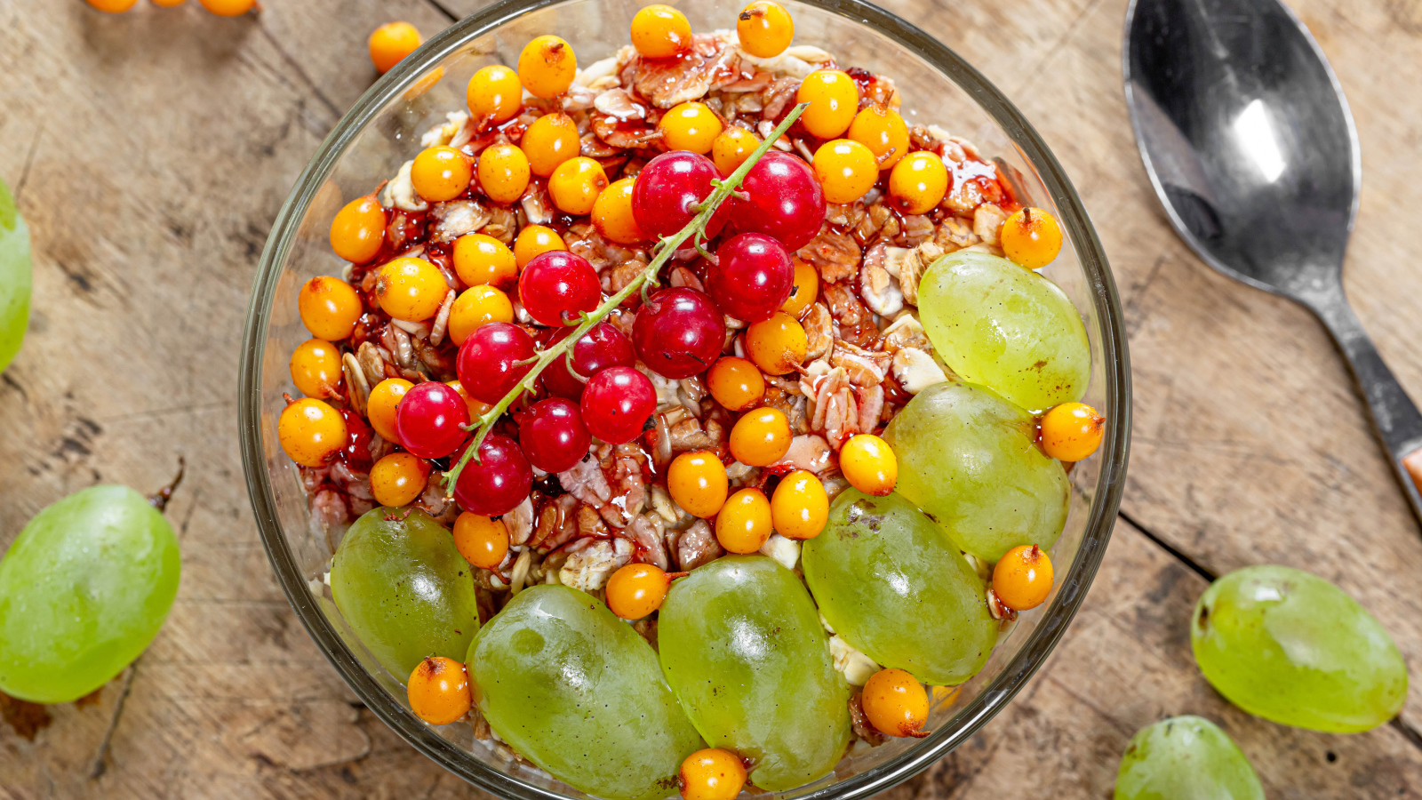 Овсяные хлопья с красной смородиной, виноградом и облепихой 