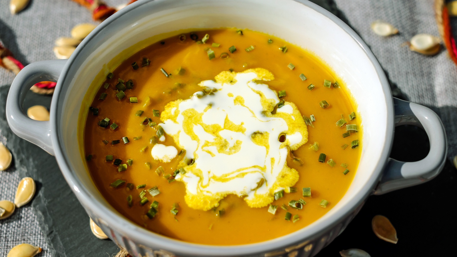 Тыквенный суп со сметаной в кастрюле 