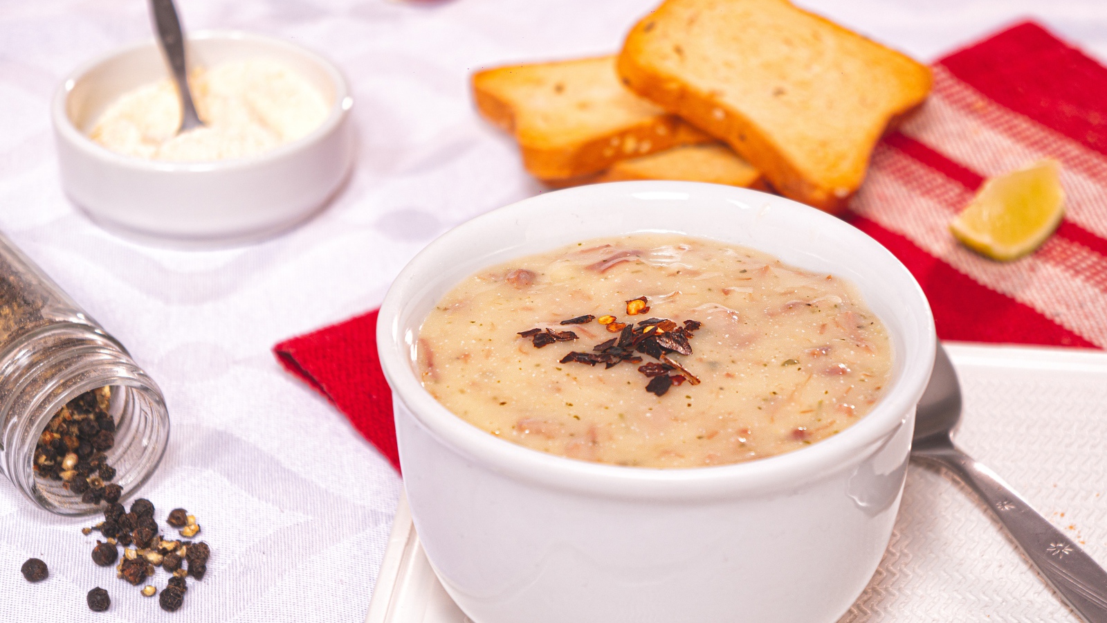 Суп пюре на столе с тостами