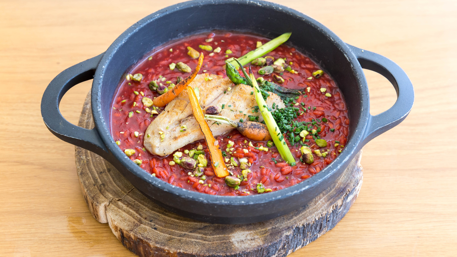 Красный суп с мясом на доске 