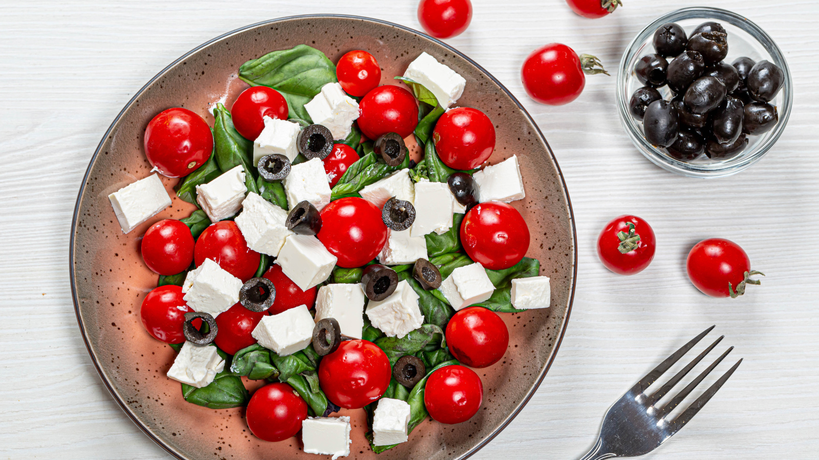 Салат с помидорами черри, оливками, базиликом и сыром