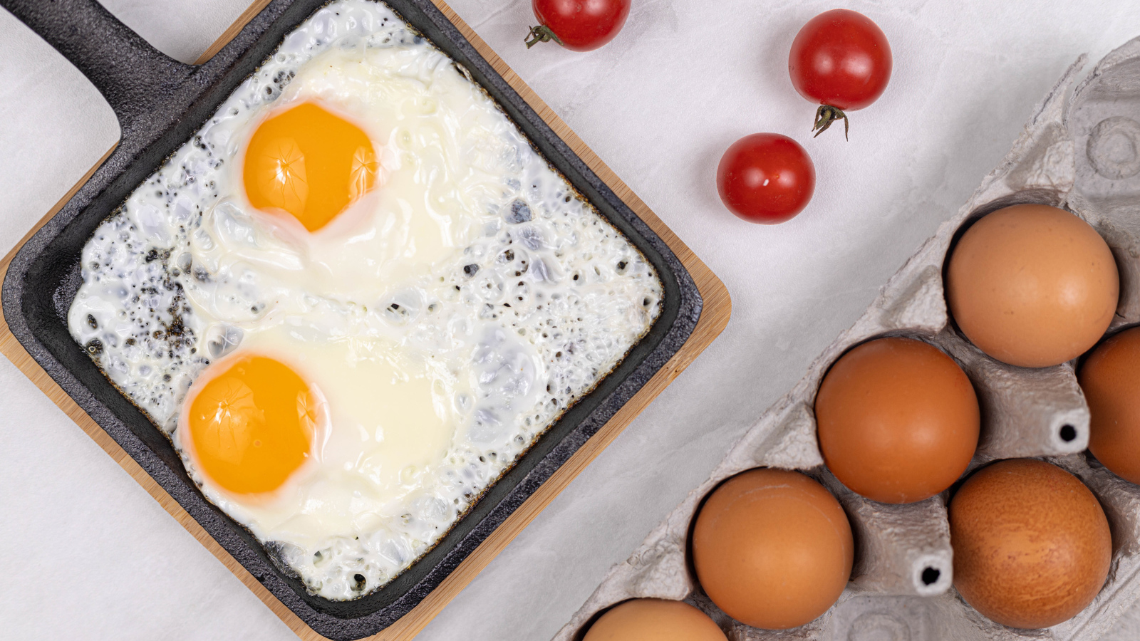 Яичница с помидорами и яйцами на столе