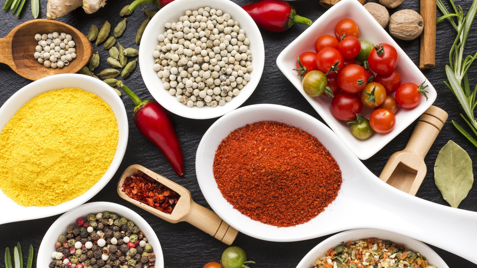 Специи на столе с помидорами и сладким перцем