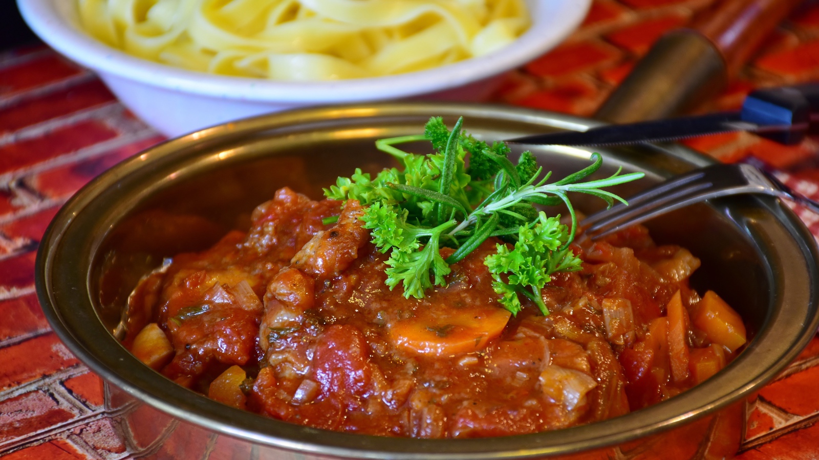 Острое блюдо из овощей в тарелке с петрушкой 