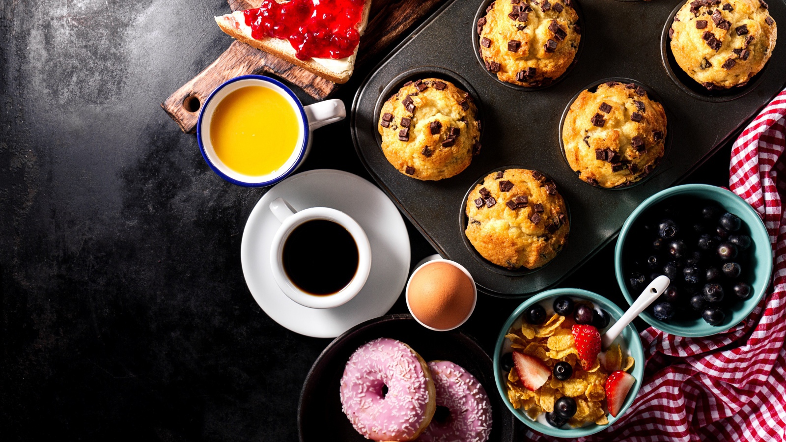 Сладкая выпечка на столе с кофе и соком