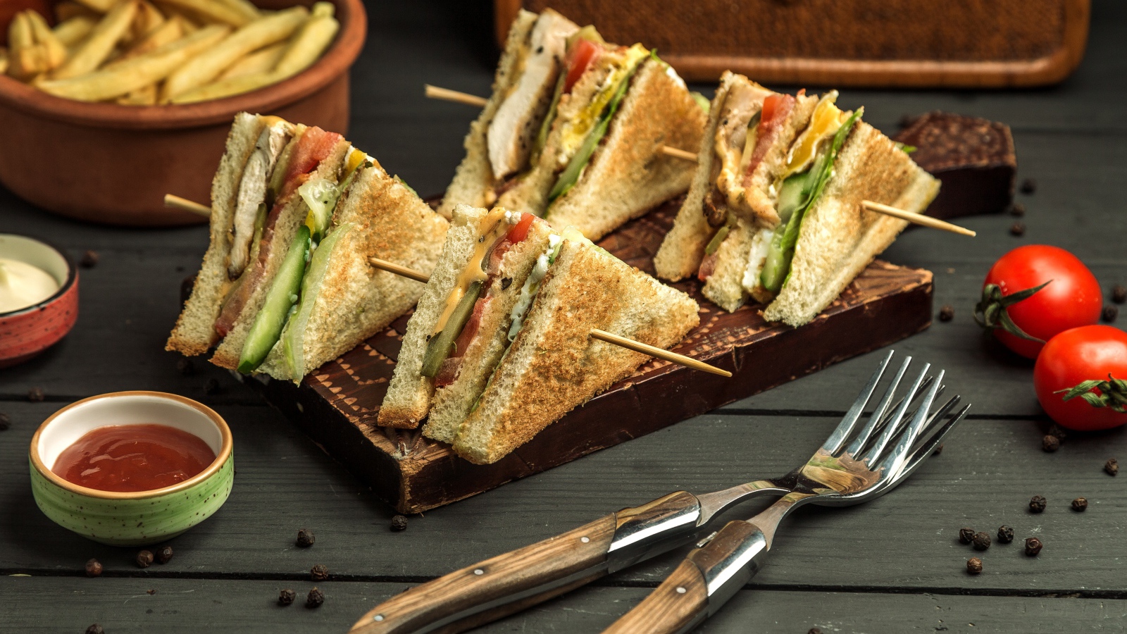 Вкусные сэндвичи с хрустящим хлебом