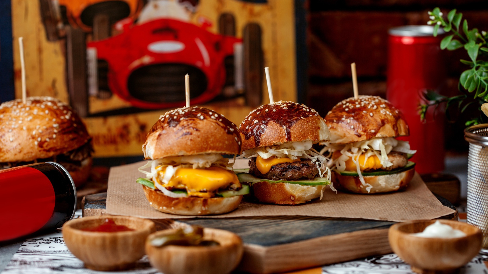 Вкусные гамбургеры на столе с соусом и кока колой 