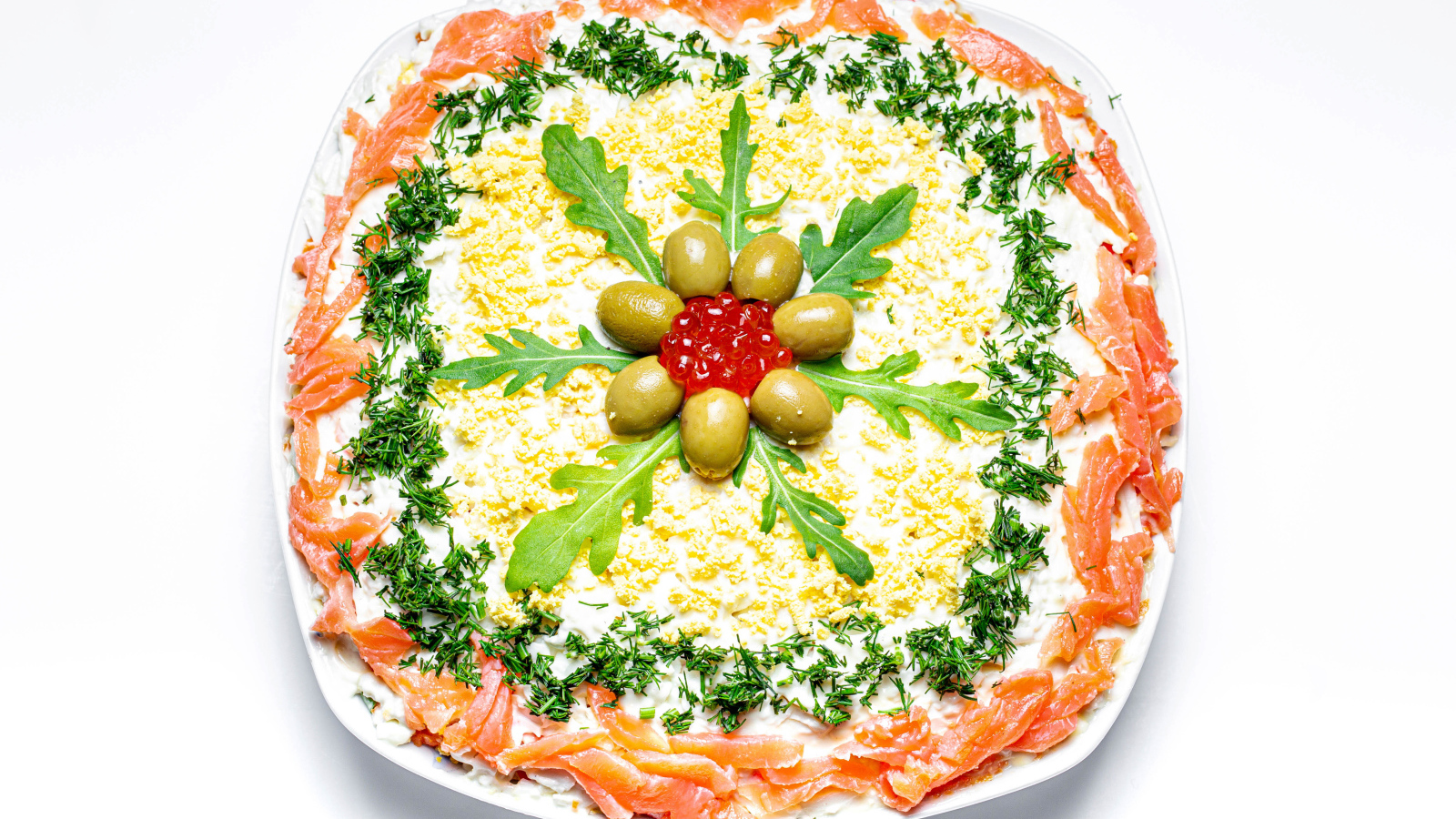 Вкусный салат с красной рыбой на белом фоне