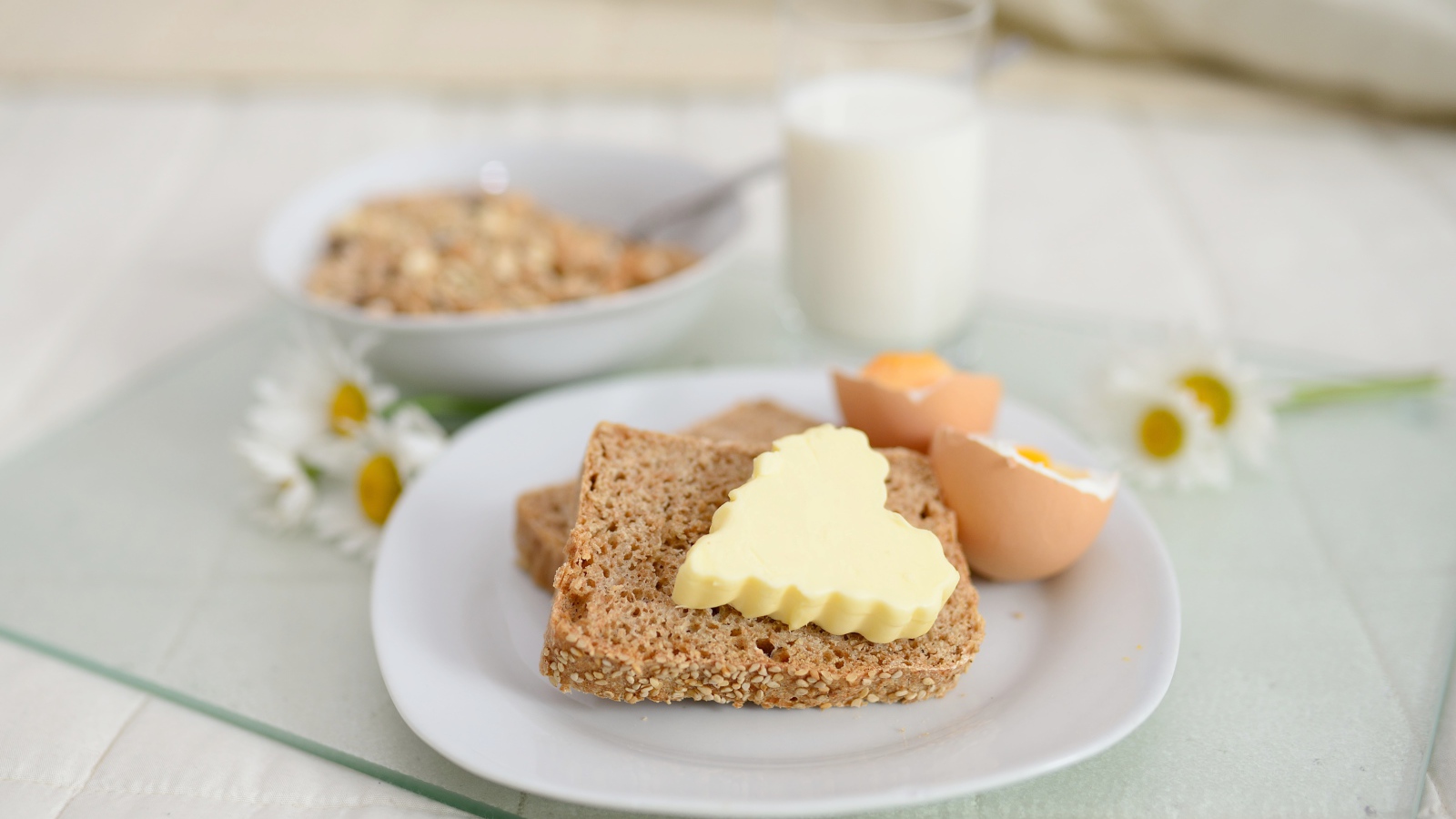 Тосты с сыром и вареными яйцами на тарелке 