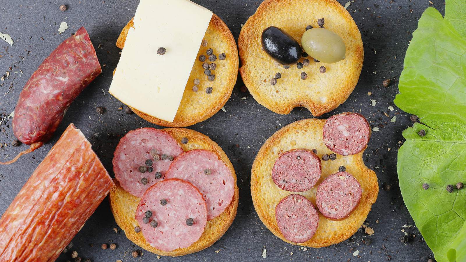 Тосты с колбасой, оливками и сыром