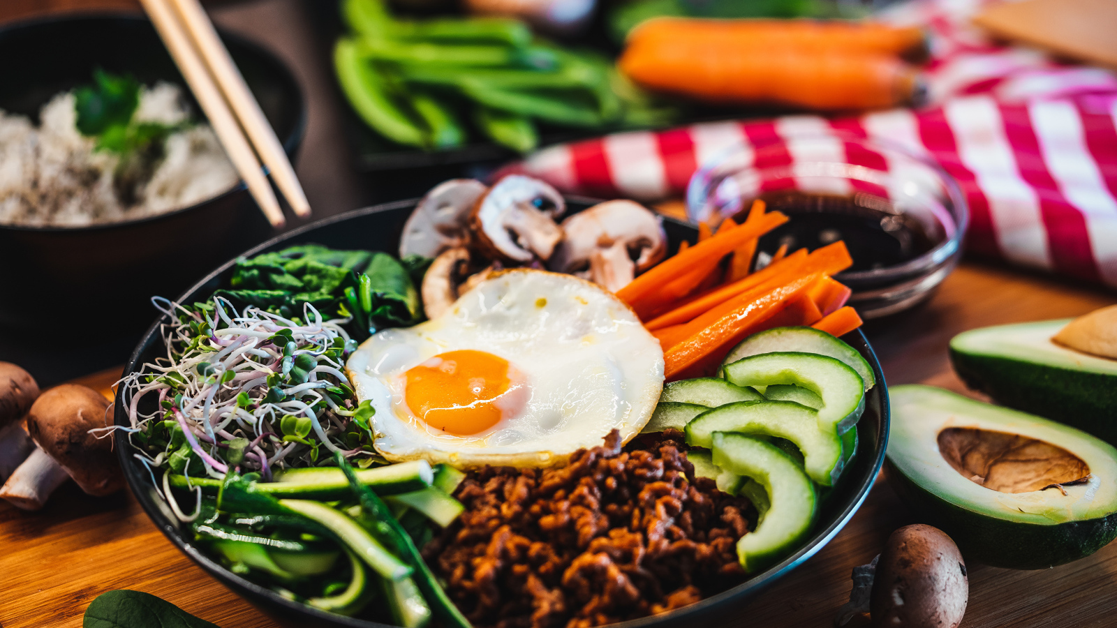 Вегетарианский завтрак на столе с овощами