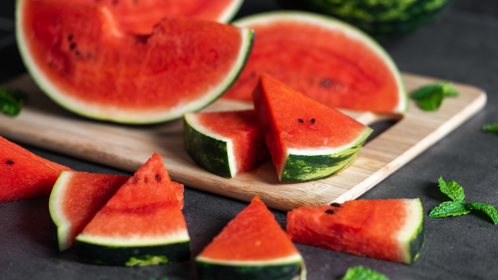 Аппетитный сочный арбуз кусочками на столе