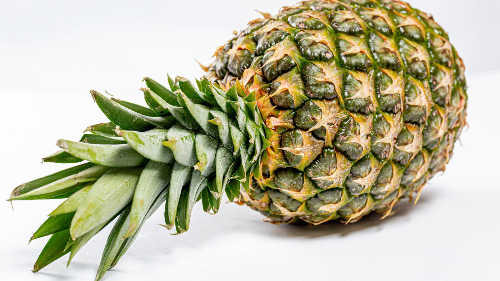 Большой спелый ананас на белом фоне