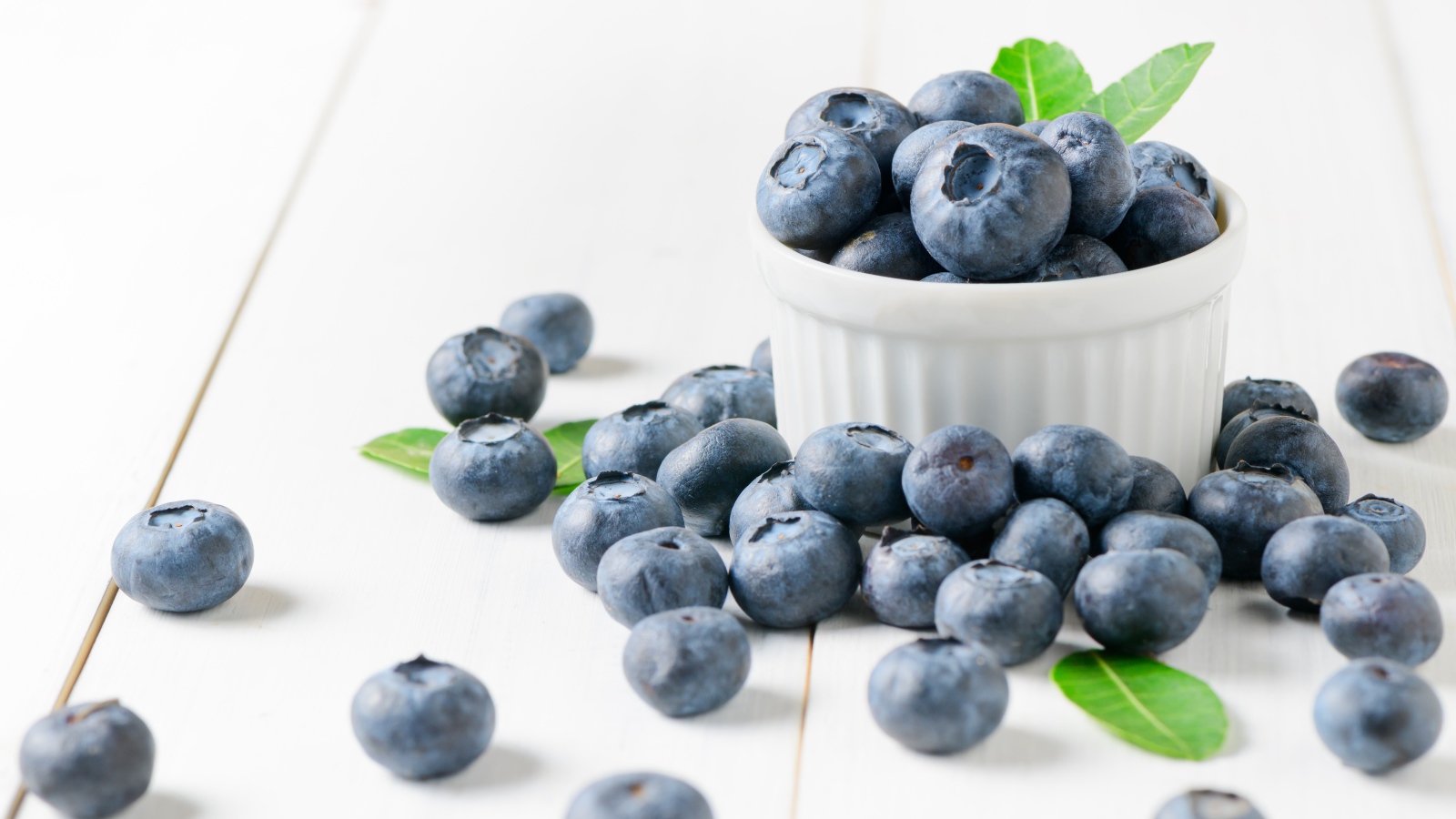 Ягоды черники на белом столе 