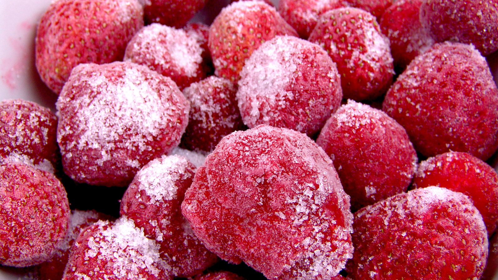 Миска с замороженной клубникой  