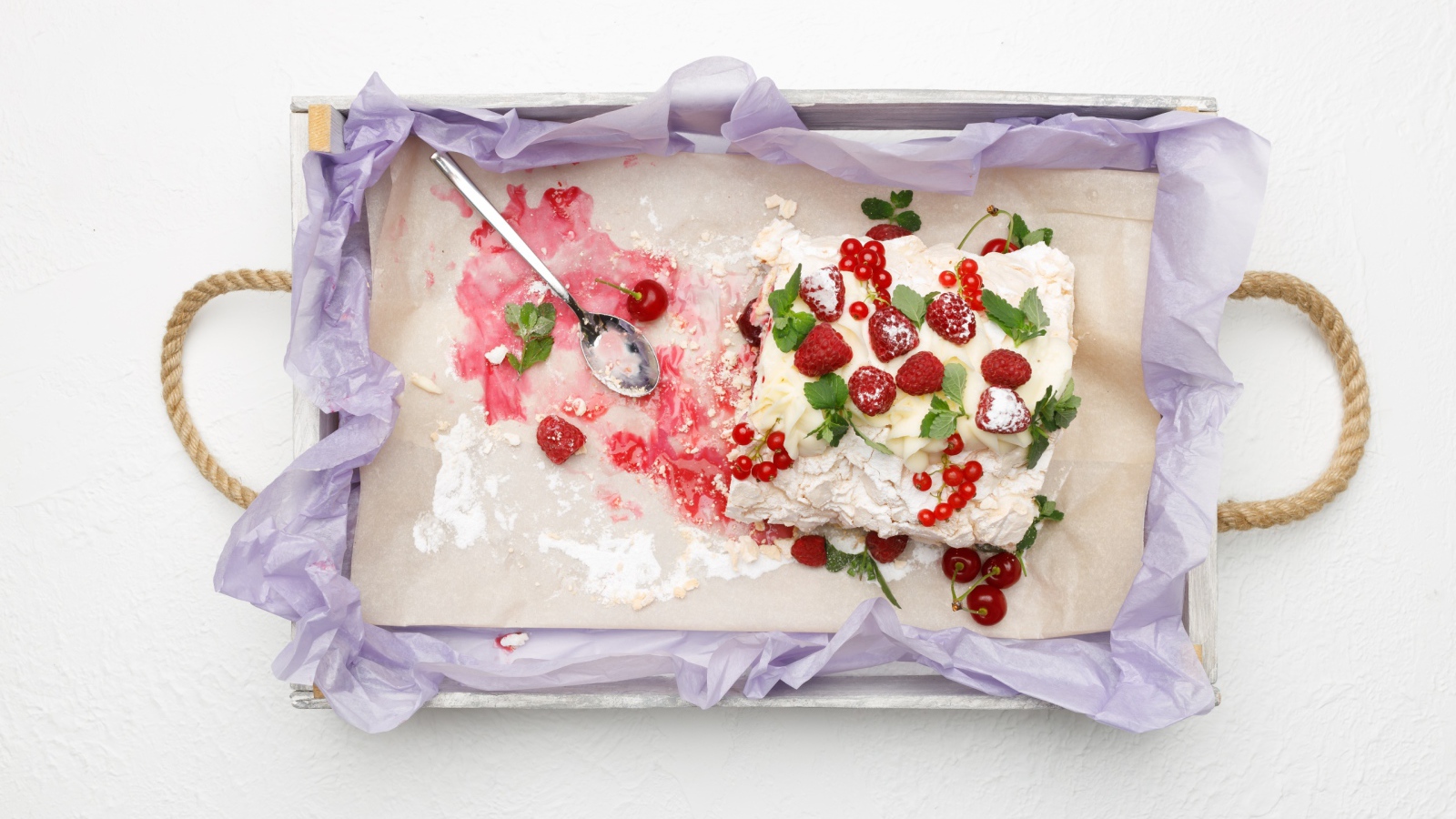 Творожная запеканка с ягодами на столе