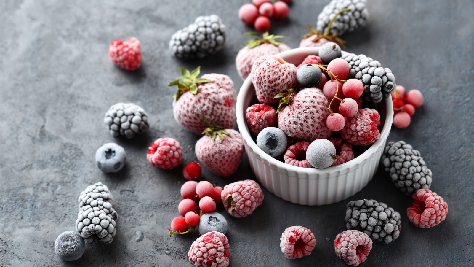 Замороженные ягоды малины, черники, клубники и смородины 