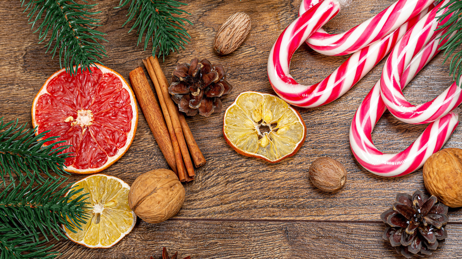 Леденцы на столе с орехами, корицей и апельсинами
