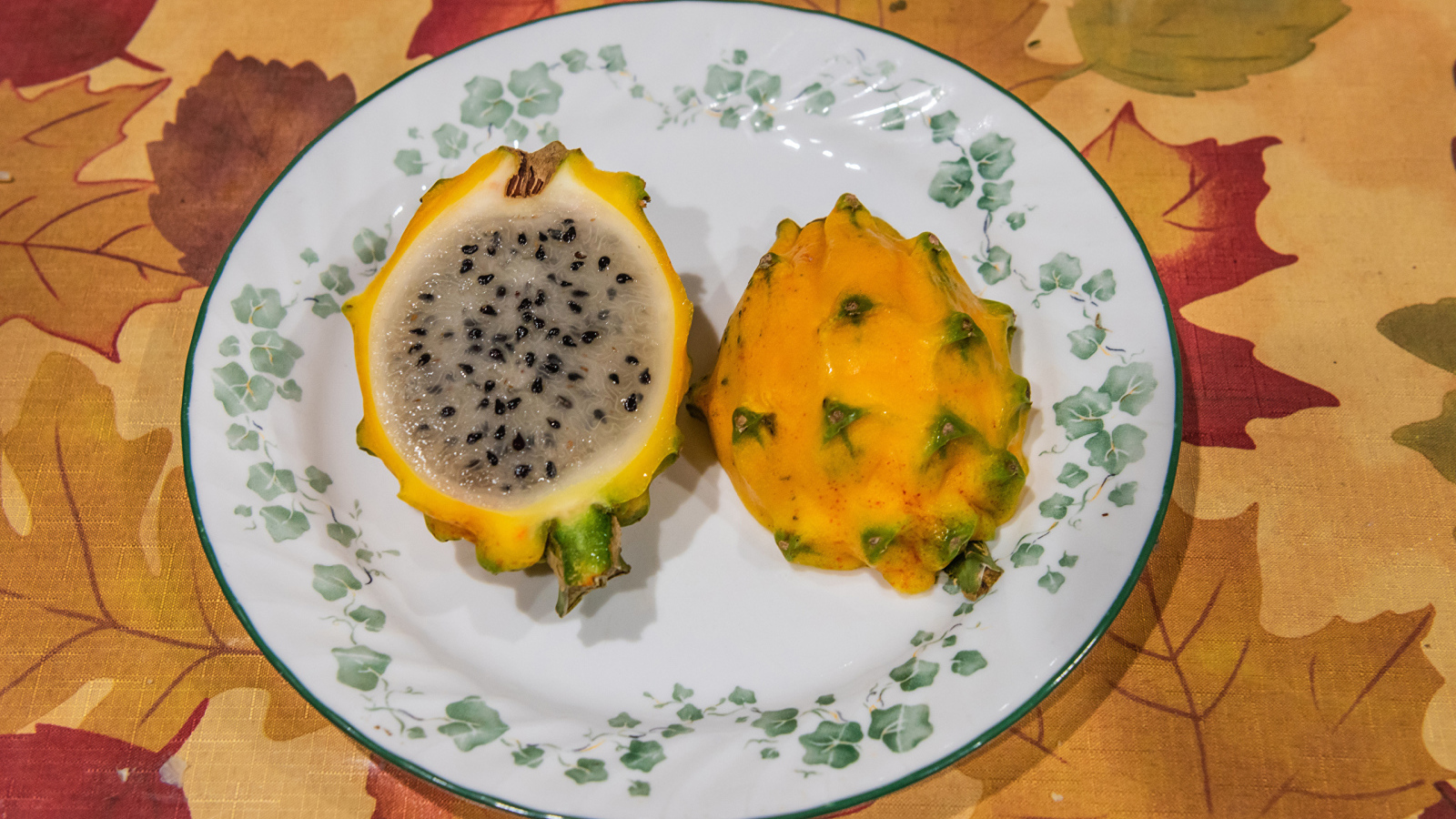 Фрукт петайя на тарелке на столе