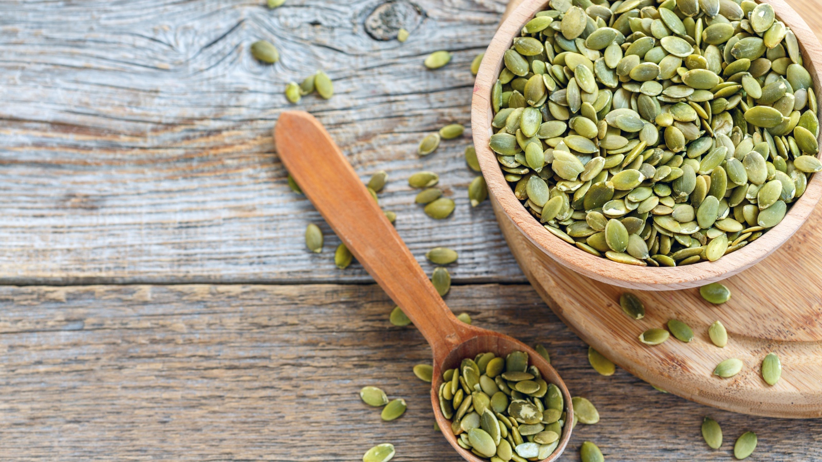 Тыквенные семечки в деревянной посуде на столе