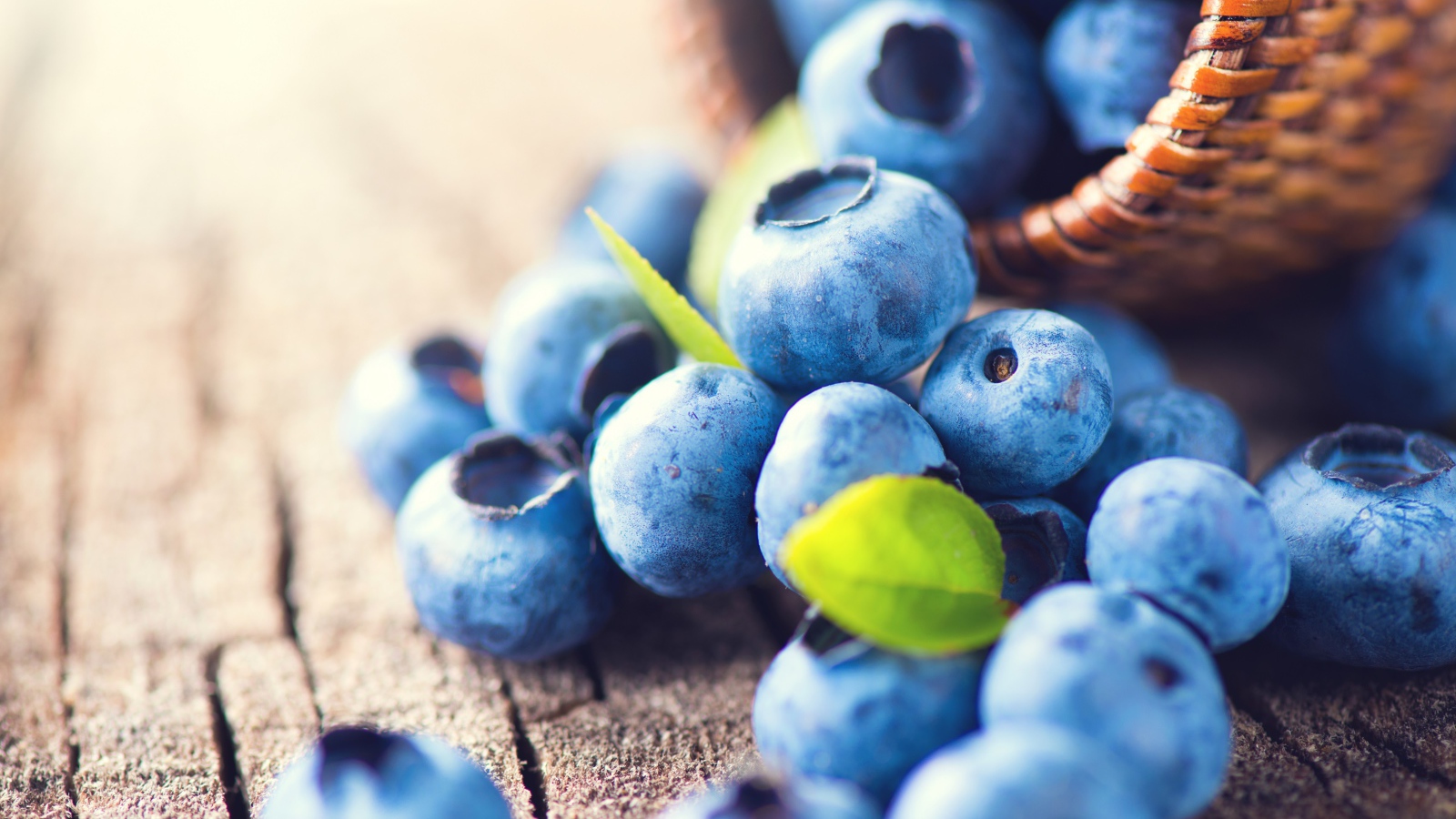 Спелые сочные ягоды черники на столе 